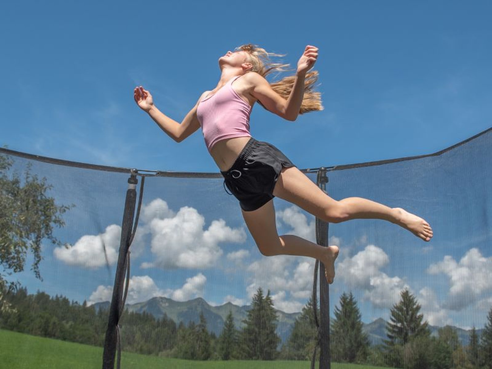 Mädchen springt auf Trampolin