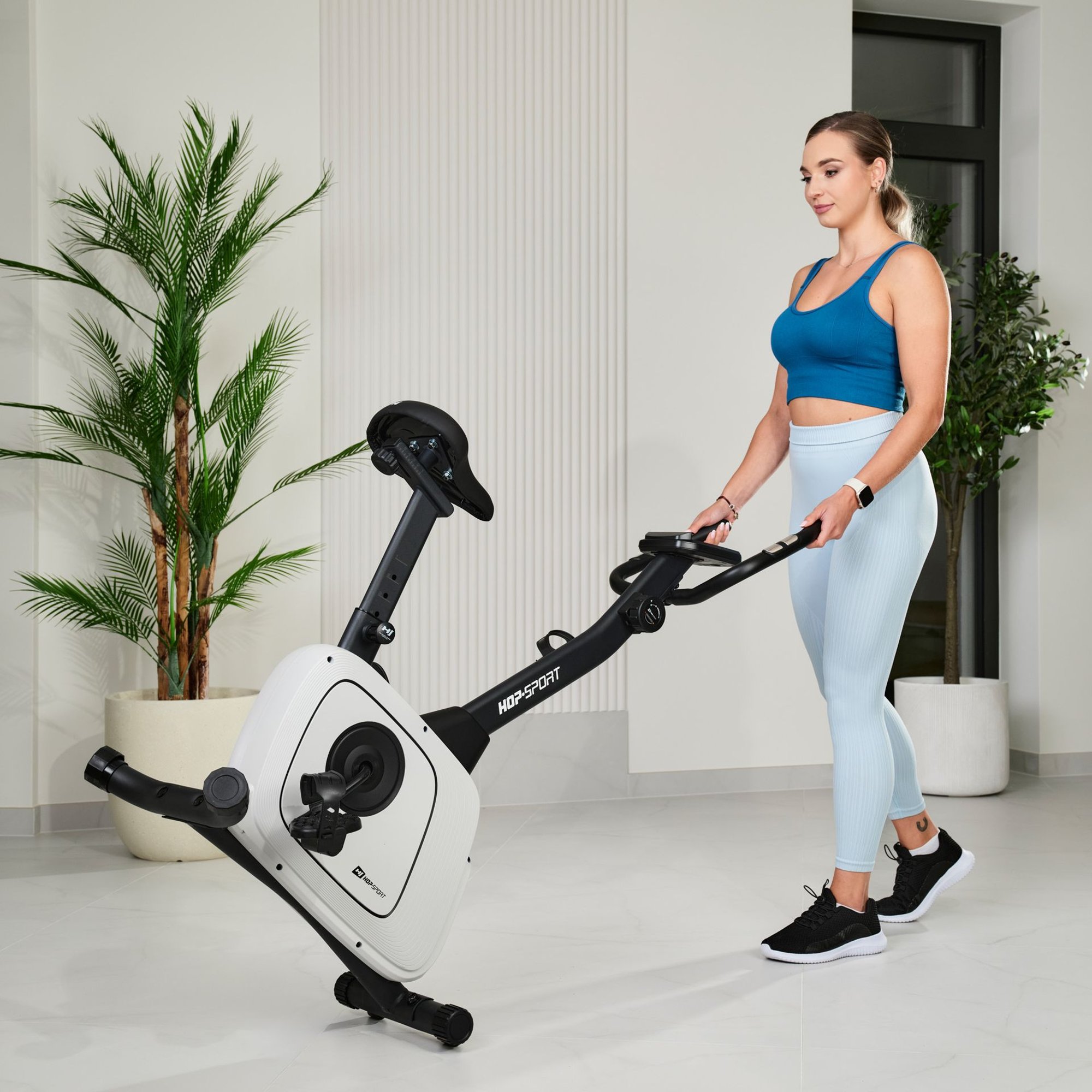 Stabile vordere Standfüße des Heimtrainers HS-3000H Nexon für sicheren Halt auf verschiedenen Bodenarten