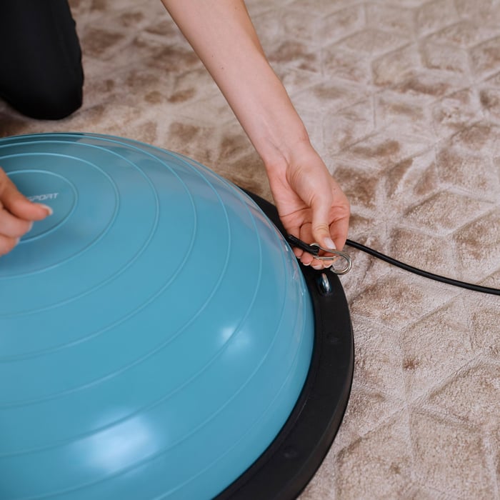 Detailaufnahme: Befestigung der abnehmbaren Expanderbänder am Hop-Sport pastellblau Balance Trainer