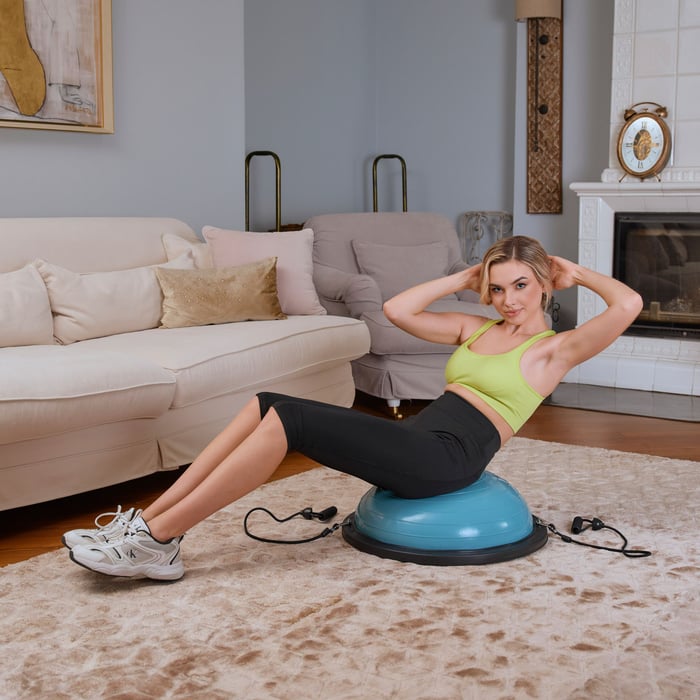 Frau trainiert mit dem Hop-Sport pastellblau Balance Trainer – Bauchmuskelübungen