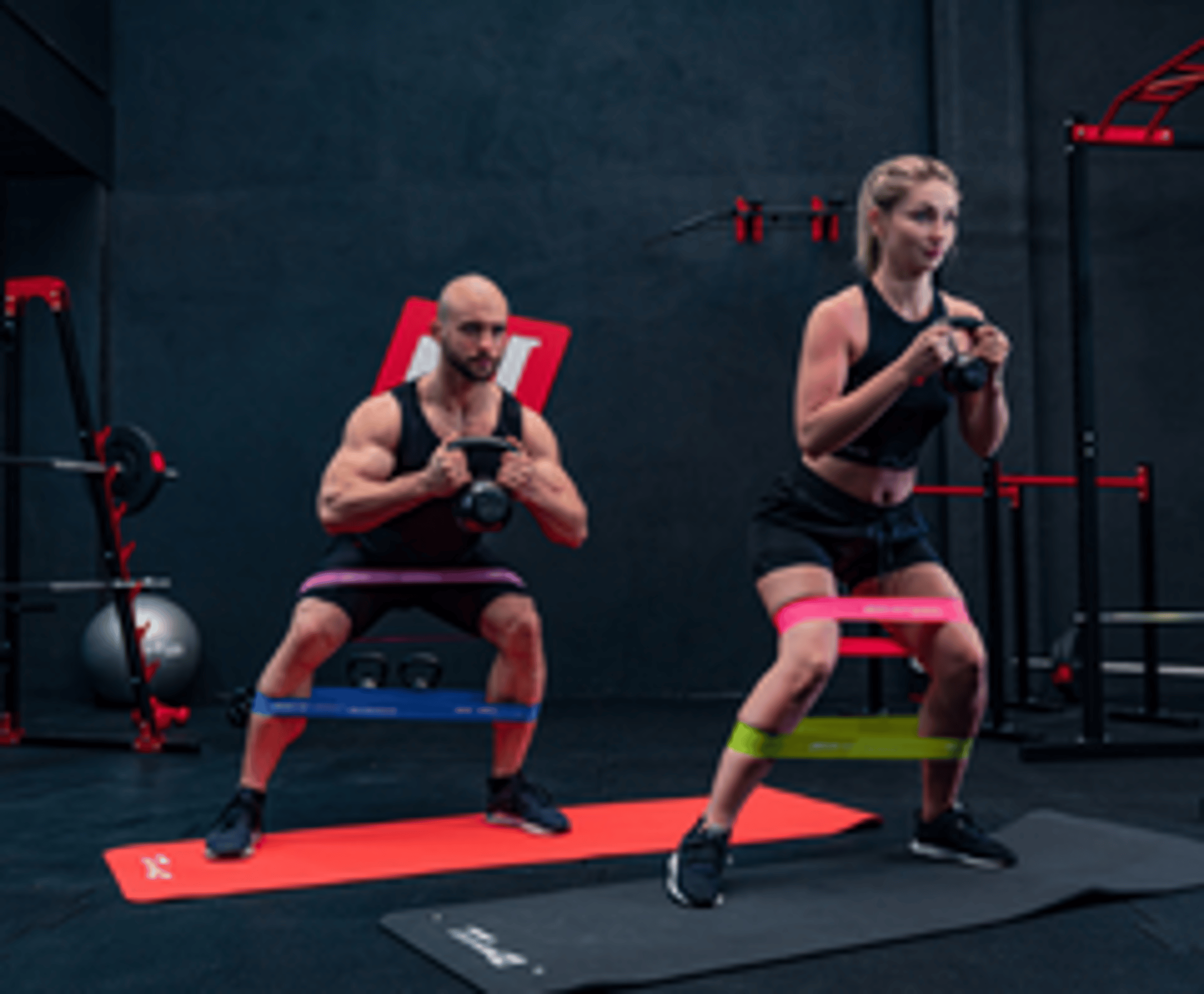 ein Mann und eine Frau trainieren zusammen mit den Trainingsbänder