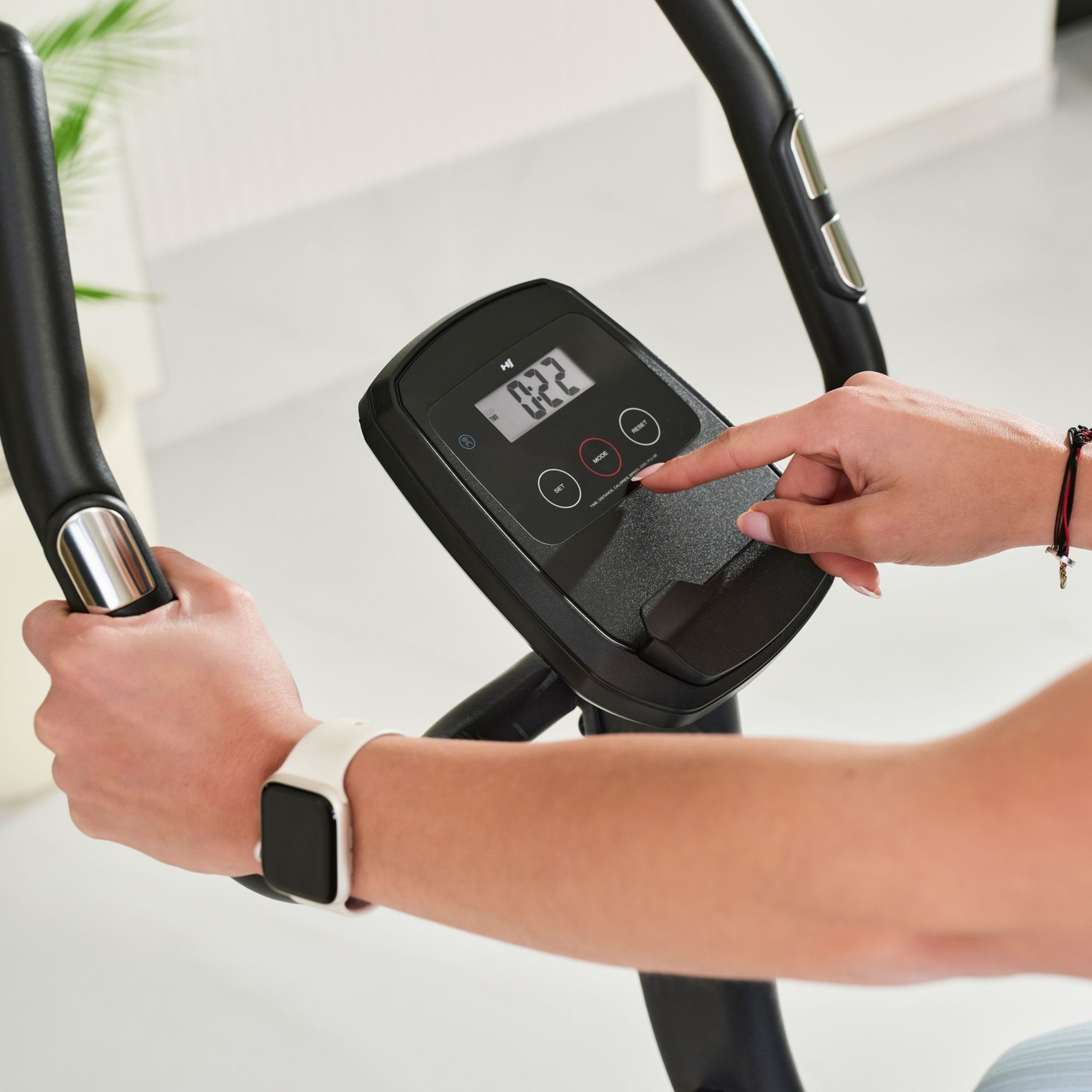 LED-Display des Heimtrainers HS-3000H Nexon mit Bluetooth und Kinomap-Kompatibilität.