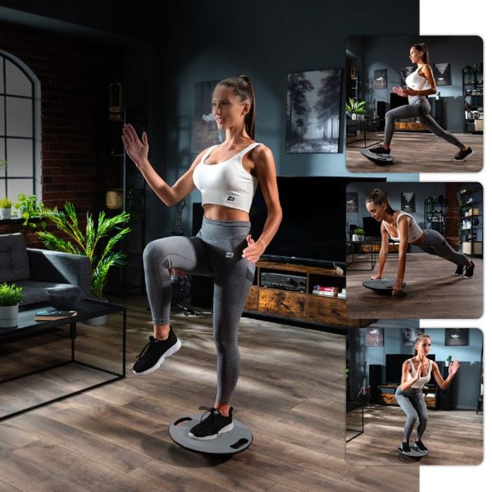 Eine Frau in Sportkleidung führt verschiedene Übungen mit einem grauen Hop-Sport Balance-Board durch. Die Bilder zeigen sie beim Stehen auf einem Bein, in einer Plank-Position, beim Kniebeugen und bei einem Ausfallschritt. Der Hintergrund zeigt ein modern eingerichtetes Wohnzimmer.