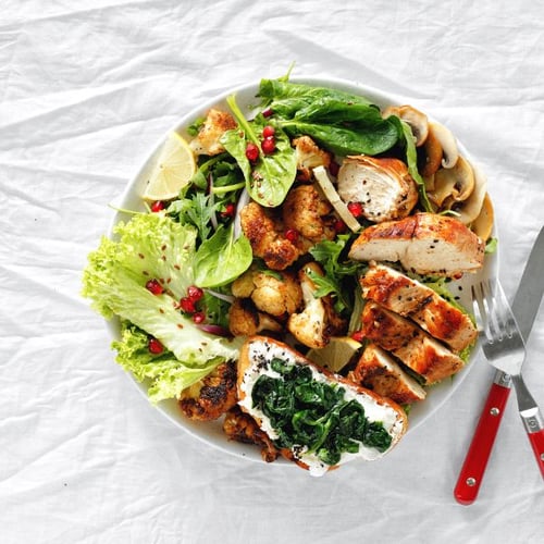 Proteinreicher Salat mit Hähnchen für Muskelaufbau Ernährung
