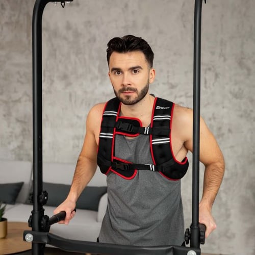 Hop-Sport Gewichtsweste im Test beim Training an einer Dip-Station im Homegym