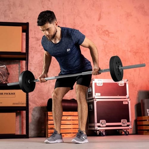 Mann beim Langhantelrudern mit Hop-Sport Gewichten als Rudermaschine-Alternative