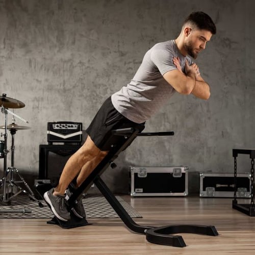 Mann trainiert unteren Rücken auf Hop-Sport Rückentrainer Hyperextension Bank