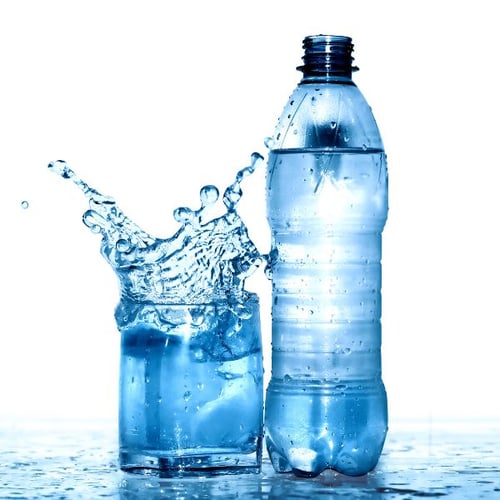 Frisches Wasser in Flasche und Glas zur Hydration für Boxer