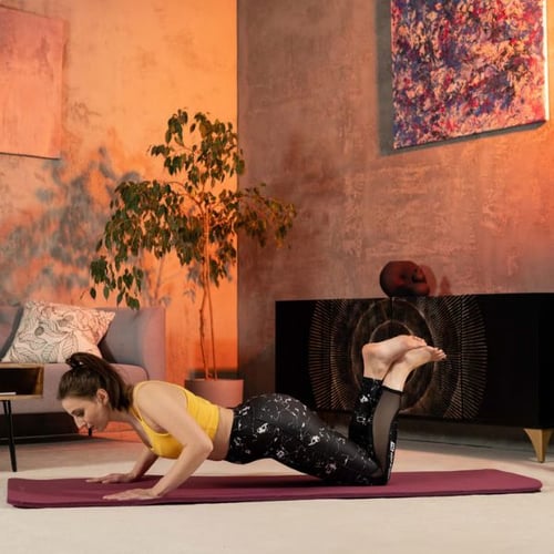 Frau macht Liegestütze auf Hop-Sport Gymnastikmatte