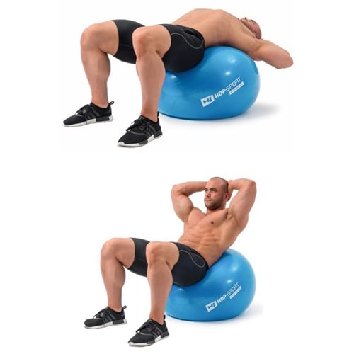 Ein Mann trainiert seine Bauchmuskeln, indem er Crunches auf einem blauen Hop-Sport Gymnastikball macht. Im oberen Bild liegt er mit dem Rücken auf dem Ball, im unteren Bild zieht er seinen Oberkörper nach oben.