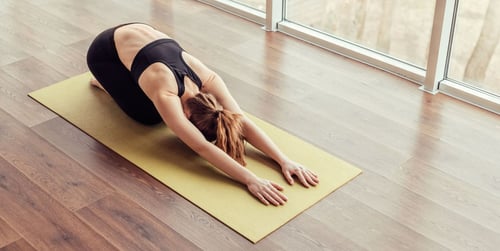 Den unteren Rücken dehnen: 5 Übungen gegen Rückenschmerzen