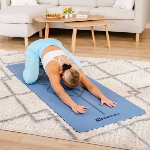 Mobility Training auf der Hop-Sport Yogamatte mit Dehnübung für Rücken und Schultern