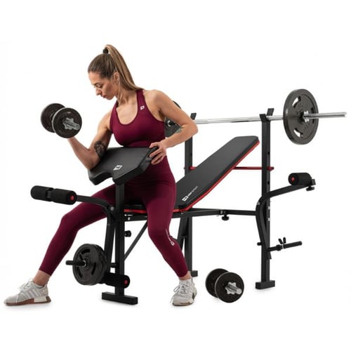 Frau trainiert mit Kurzhanteln an multifunktionaler Hantelbank von Hop-Sport