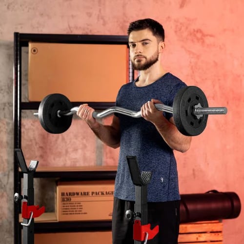Mann trainiert Bizeps im Stehen mit Curlstange und Hop-Sport Hantelscheiben