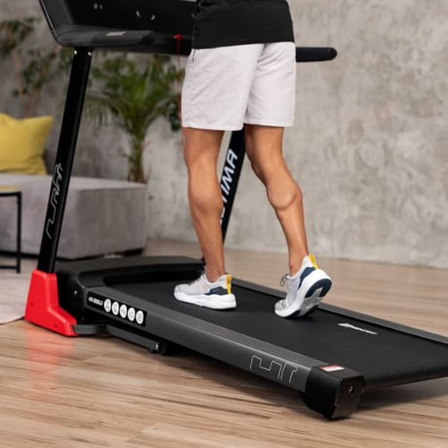 Beinaufnahme beim Intervall laufen auf dem Hop-Sport Laufband