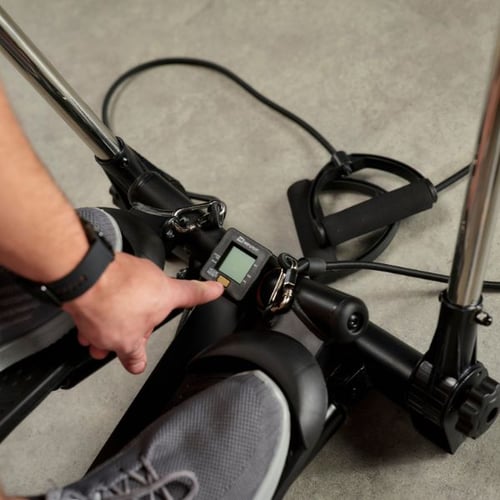 Detail vom Hop-Sport Stepper mit Widerstandsbändern und Trainingscomputer