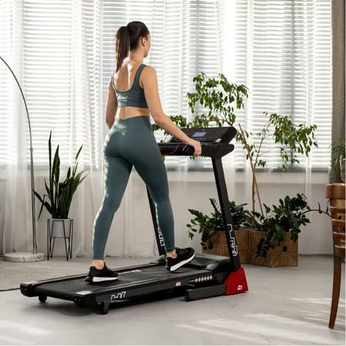 Frau macht Intervalltraining auf dem Laufband von Hop-Sport 