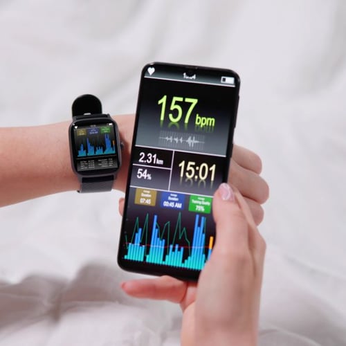 Smartwatch und Smartphone zeigen Puls beim Laufen und Streckendaten