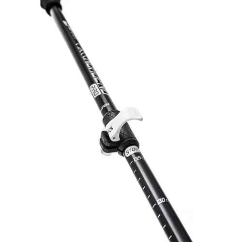 Nahaufnahme der Längenskala und Schnellverschluss eines Hop-Sport Trekkingstocks