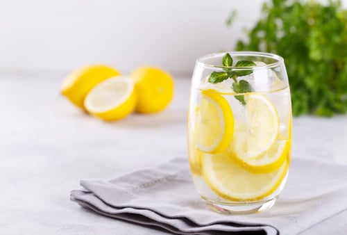 Ist Zitronenwasser wirklich gesund?