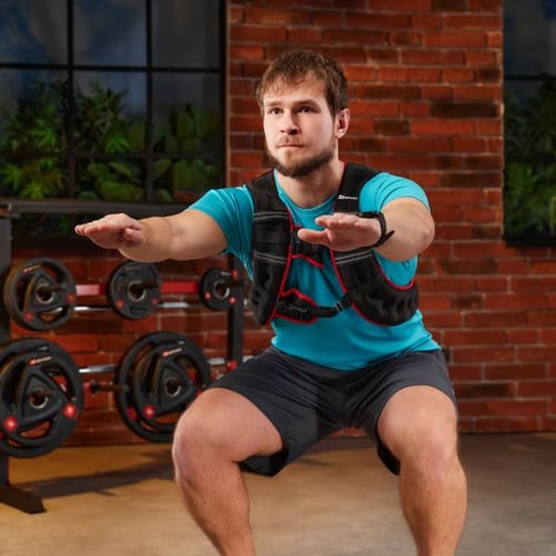 Hop-Sport Gewichtsweste im Test bei Kniebeugen im Fitnessstudio