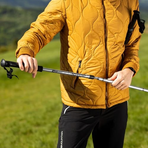 Wanderer passt die Länge eines Hop-Sport Trekkingstocks individuell an