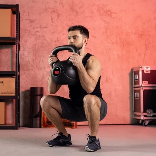 Mann beim Kniebeugen-Training mit 18-kg Hop-Sport Kettlebell