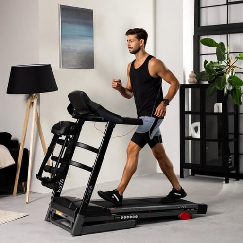 Mann geht auf hop-sport Laufband zu Hause, Kalorienverbrauch Gehen Training