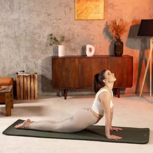 Frau in Kobra-Pose auf Hop-Sport Matte für Cool Down und Rückenentspannung