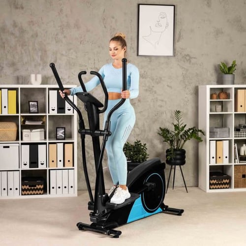 Frau macht rückwärts Training auf Hop-Sport Crosstrainer in modernem Raum