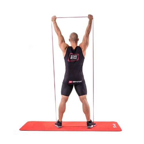 Ganzkörpertraining mit Widerstandsband als platzsparende Hantelbank-Alternative