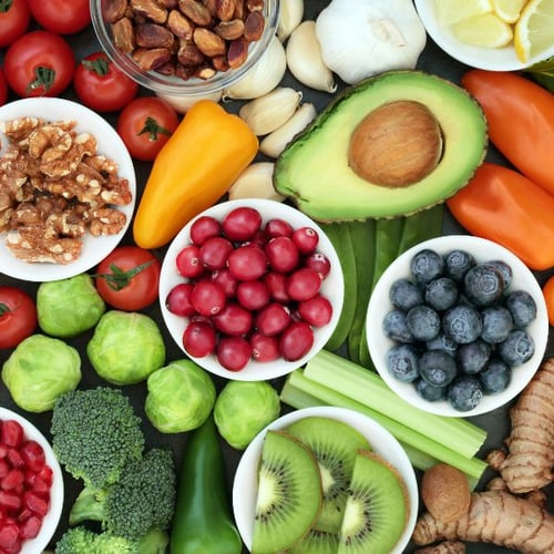 Obst, Gemüse, Nüsse und Avocado für eine ausgewogene Ernährung zum Reduzieren des Körperfettanteils