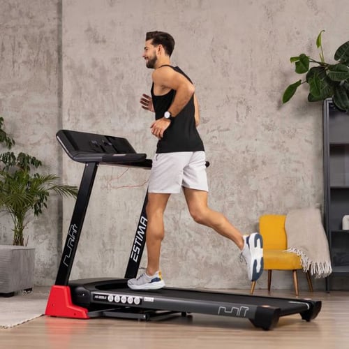 Mann beim Intervall laufen auf dem Hop-Sport Laufband