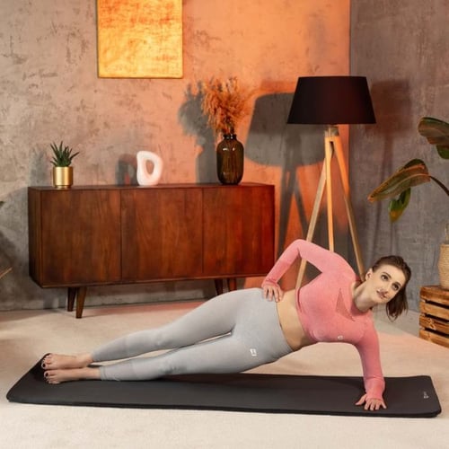 Seitstütz Übung auf schwarzer Hop-Sport Gymnastikmatte – Gymnastikmatte Test