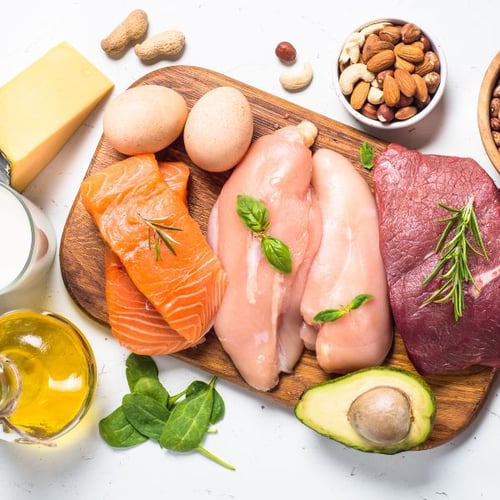 Proteinreiche Ernährung mit Fisch, Fleisch, Eiern, Nüssen und Avocado für Muskelaufbau im Boxen