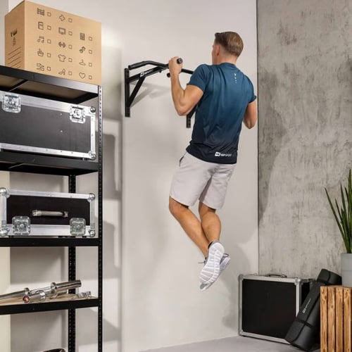  Klimmzugübung an stabiler Wandhalterung von Hop-Sport