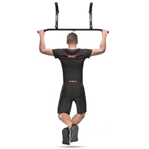 Mann macht Klimmzug an Power Tower von Hop-Sport