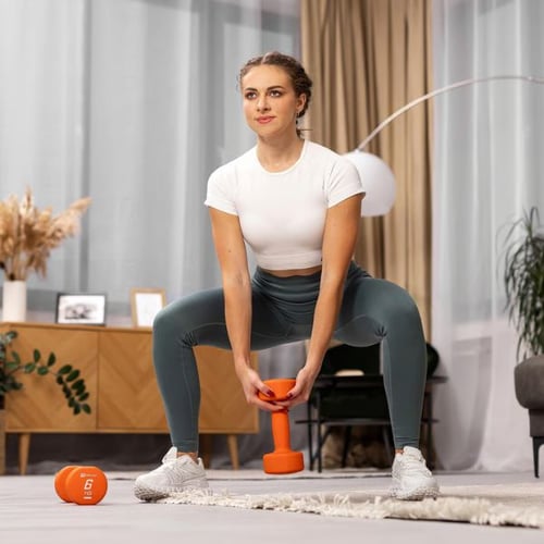 Beintraining mit Kurzhantel von Hop-Sport in Sumo-Squat-Position