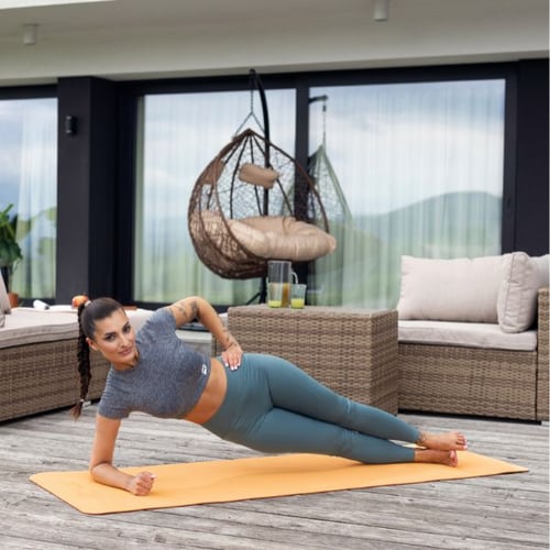 Seitliches Core-Workout mit Eigengewicht auf Hop-Sport Matte