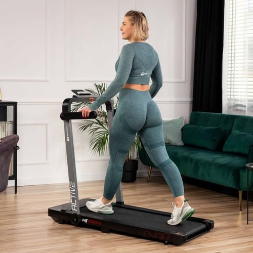 Frau macht Gehtraining auf Hop-Sport Laufband