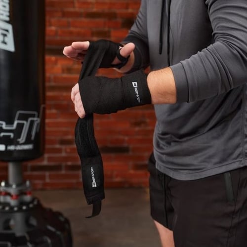 Vorbereitung zum Boxtraining mit Hop-Sport Boxbandagen und Boxsack