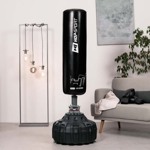 Hop-Sport Standboxsack mit befüllbarem Gewichtfuß im Wohnzimmer