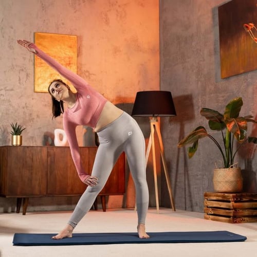 Frau macht Seitbeuge auf Hop-Sport Gymnastikmatte im Wohnzimmer – Gymnastikmatte Test