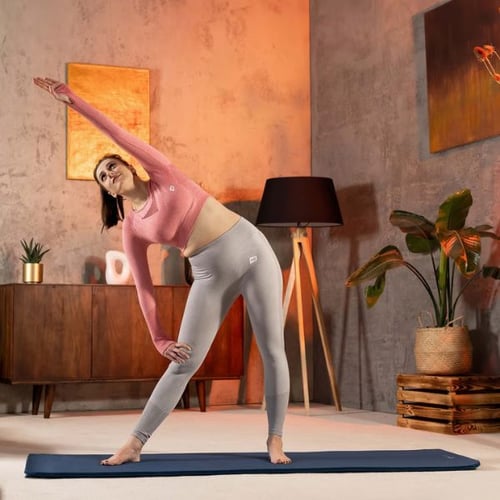 Seitliche Dehnübung auf Yogamatte von Hop-Sport als Teil des Cool Downs