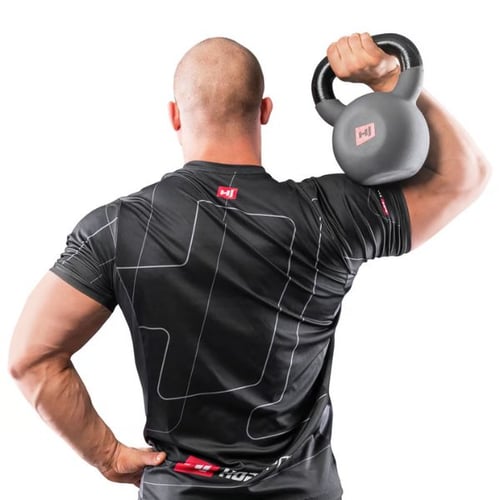 Mann in schwarzem Hop-Sport T-Shirt hält eine graue Hop-Sport Kettlebell auf der Schulter.