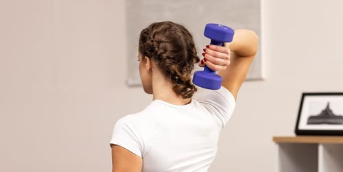 Hanteltraining für Frauen zu Hause: Top 6 Übungen