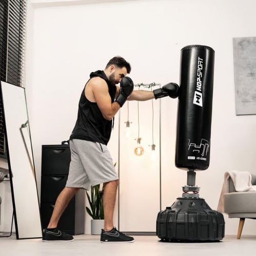 Sportler beim Boxen zuhause mit Hop-Sport Boxsack auf Standfuß
