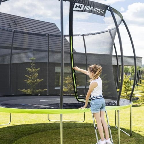 Kind öffnet Trampolinnetz mit Reißverschluss am Gartentrampolin von Hop-Sport