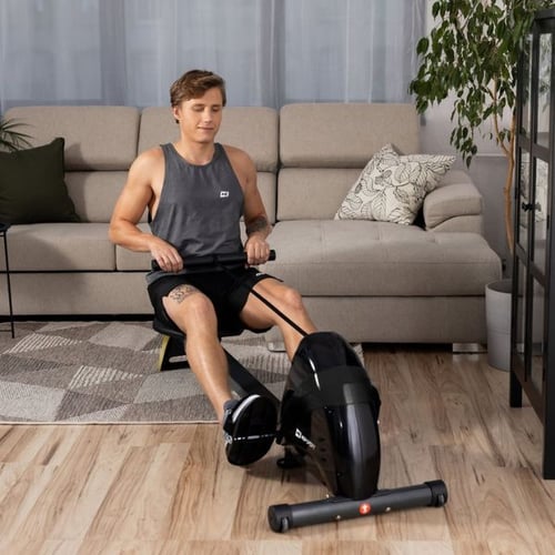 Mann rudert auf Hop-Sport Rudergerät für Ganzkörper-Cardio zuhause