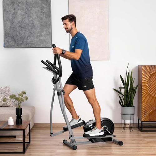 Beintraining auf dem Hop-Sport Crosstrainer im Wohnzimmer